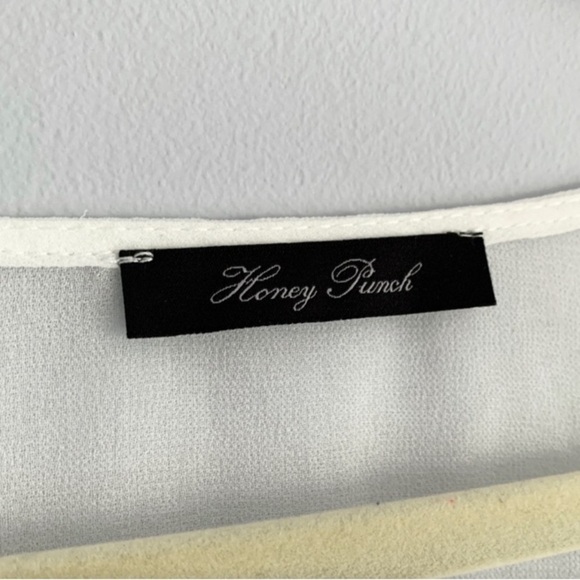 Honey Punch Vintage Lace Bell-Sleeve Top in white. Size Medium. - Picture 5 of 8